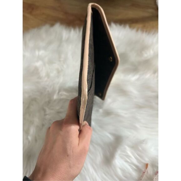 Michael Kors Envelope Clutch iPad cover or reading kindle Modern And stylish - Picture 7 of 9